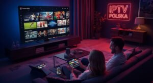Rodzina oglądająca telewizję IPTV bez buforowania w nowoczesnym salonie na wielu ekranach jednocześnie.